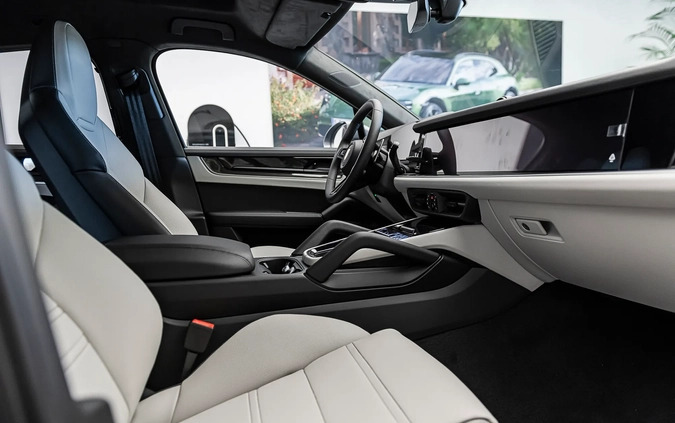 Porsche Cayenne cena 1091457 przebieg: 10, rok produkcji 2023 z Jedwabne małe 742